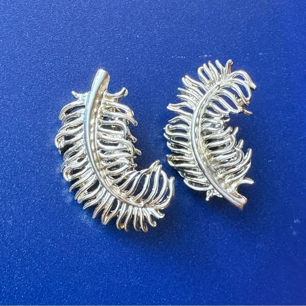 Vintage Mid-1950s Signes Coro clip on feather earrings